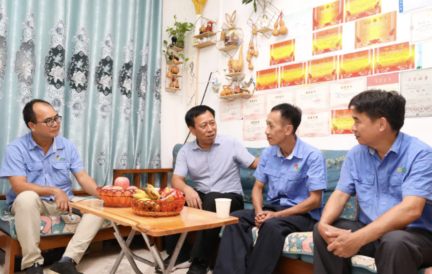全國(guó)勞模朱平:海南省總工會(huì)到海南礦業(yè)走訪慰問全國(guó)勞模朱平